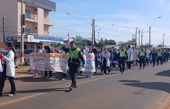 Continúa la huelga de trabajadores de blanco del Ministerio de Salud Pública en el departamento de San Pedro, con movilizaciones