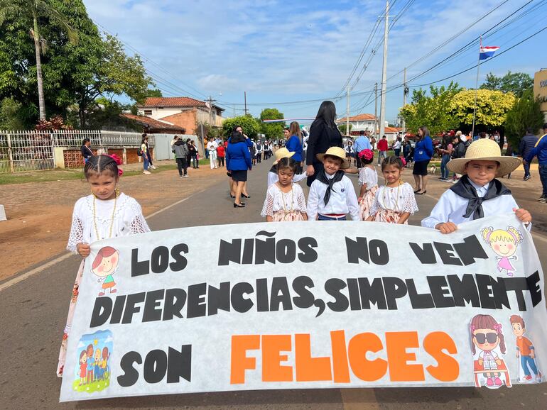 Los pequeños, contentos con sus trajes típicos, llevaron carteles con frases como: “Los niños no ven diferencias, simplemente son felices”.