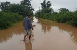 Un habitante del Chaco camina por una zona inundada. (Imagen de archivo)