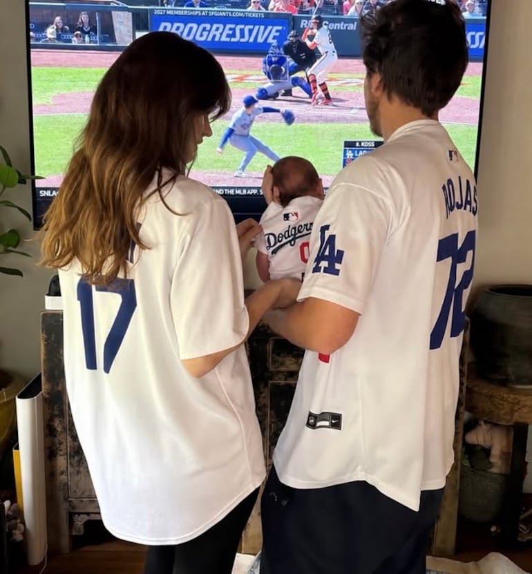 Barbara Palvin y Dylan Sprouse con su bebé en brazos. (Instagram/Barbara Palvin)