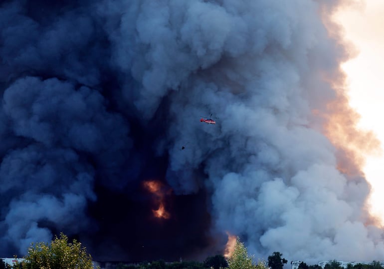 Un helicóptero participa en el combate al incendio causado por un ataque ucraniano.