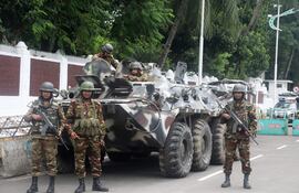 Soldados montan guardia fuera de la residencia presidencial de Bangladés, en Daca, ayer martes.