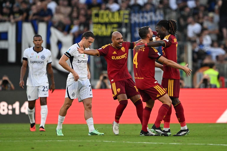 El centrocampista francés de la Roma, Manu Koné (derecha), celebra con sus compañeros tras marcar su segundo gol durante el partido de fútbol de la Serie A italiana entre la AS Roma y el Inter de Milán en el Estadio Olímpico de Roma.