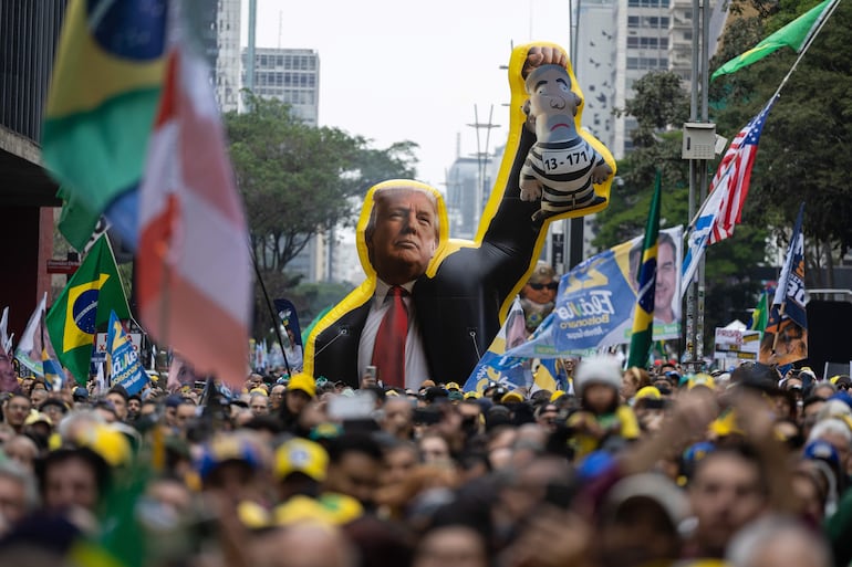 Personas asisten a un acto por el Día de la Independencia de Brasil donde participa el candidato a la Presidencia de Brasil, Flávio Bolsonaro. EFE/Isaac Fontana