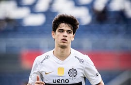El talentoso mediapunta del Olimpia, Eduardo Andrés Delmás Schaerer (19 años) durante el encuentro ante Sportivo Trinidense. (Foto: @elClubOlimpia)