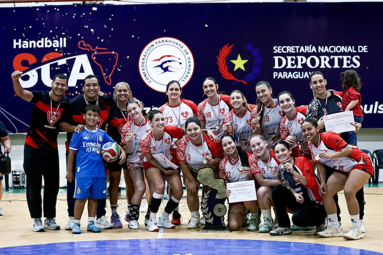 Las campeonas del “República” y cuerpo técnico del Inter celebran el título y pasaje al “suda”.