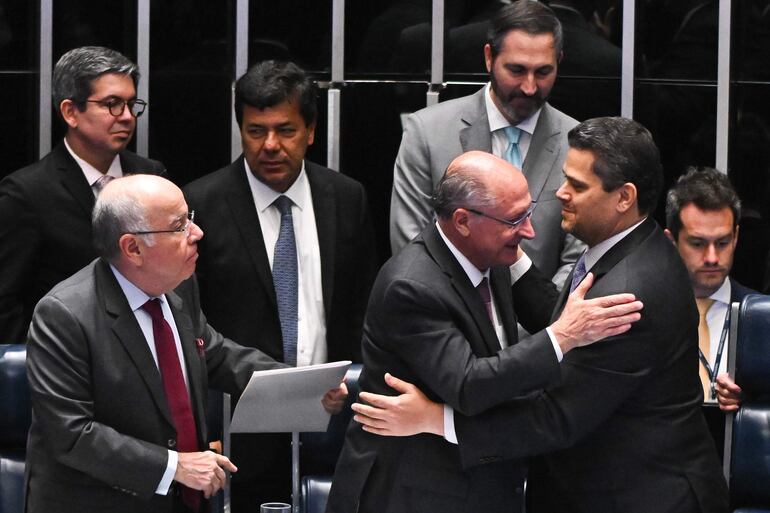El vicepresidente de Brasil, Geraldo Alckmin (c), saluda el presidente del Senado, Davi Alcolumbre (d), junto del ministro de Relacciones Exteriores, Mauro Vieira (i), durante una sesión del Congreso Nacional, en Brasilia (Brasil). 