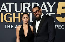Adria Arjona y Jason Momoa asistieron muy elegantes a SNL50: The Anniversary Special, el 16 de febrero de 2025 en la ciudad de Nueva York.