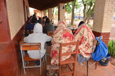 Los alumnos se ingenian para enfrentar al frío y llevan hasta frazadas para cubrirse en la escuela Divina Misericordia.