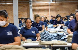 AME1474. ASUNCIÓN (PARAGUAY), 03/01/2026.- Fotografía del 22 de enero de 2024 cedida por el Ministerio de Industria y Comercio (MIC) de Paraguay que muestra a mujeres trabajando en una empresa maquiladora textil en Paraguay. Las exportaciones bajo el régimen de maquila en Paraguay, que ofrece incentivos fiscales y baja carga impositiva, han experimentado un repunte del 331 % entre 2016 y 2024, lo que ha llevado al país a buscar fortalecer este sector para atraer mayores inversiones foráneas, según dijeron a EFE fuentes tanto del sector público como privado. EFE/ Ministerio de Industria y Comercio de Paraguay /SOLO USO EDITORIAL/NO VENTAS/ SOLO DISPONIBLE PARA ILUSTRAR LA NOTICIA QUE ACOMPAÑA (CRÉDITO OBLIGATORIO)