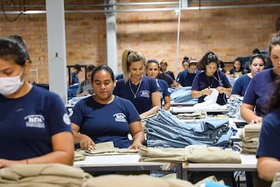 AME1474. ASUNCIÓN (PARAGUAY), 03/01/2026.- Fotografía del 22 de enero de 2024 cedida por el Ministerio de Industria y Comercio (MIC) de Paraguay que muestra a mujeres trabajando en una empresa maquiladora textil en Paraguay. Las exportaciones bajo el régimen de maquila en Paraguay, que ofrece incentivos fiscales y baja carga impositiva, han experimentado un repunte del 331 % entre 2016 y 2024, lo que ha llevado al país a buscar fortalecer este sector para atraer mayores inversiones foráneas, según dijeron a EFE fuentes tanto del sector público como privado. EFE/ Ministerio de Industria y Comercio de Paraguay /SOLO USO EDITORIAL/NO VENTAS/ SOLO DISPONIBLE PARA ILUSTRAR LA NOTICIA QUE ACOMPAÑA (CRÉDITO OBLIGATORIO)