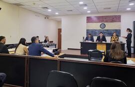 José Luis Gómez Amarilla, conocido como Og Selu, junto a sus defensores en la sala de juicios orales.