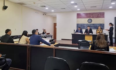 José Luis Gómez Amarilla, conocido como Og Selu, junto a sus defensores en la sala de juicios orales.