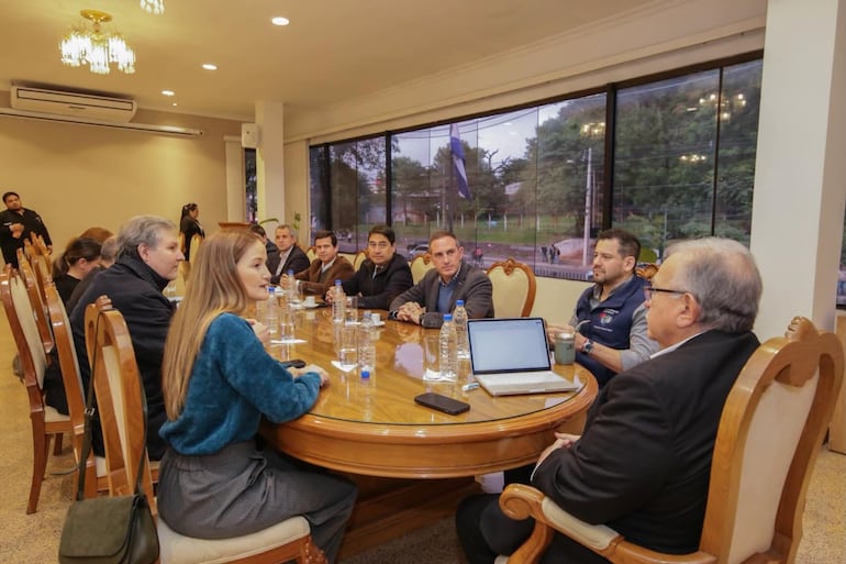 Soledad Núñez y su delegación con autoridades del TSJE.