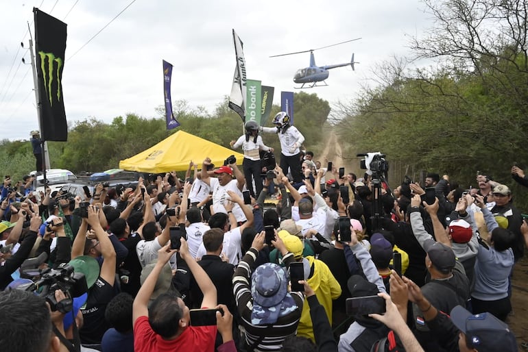 El piloto Gustavo Saba (d) y el copiloto José Díaz (i) festejan sobre el Toyota GR Yaris Rally2 la victoria en el Rally del Chaco después de finalizar la prueba especial 21 en Ruta Transchaco, Mariscal Estigarribia, Paraguay.