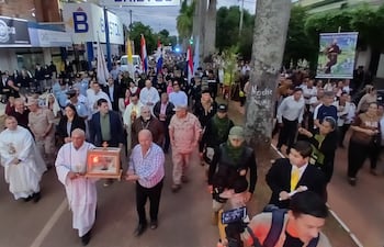 Una multitud de católicos recibió la reliquia de San Francisco de Asís en Caazapá, que se convirtió en su sede permanente.
