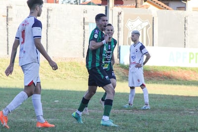 Vidal Cantero celebra su anotación, perseguido por Richard Aliente, en medio de la desazón de Eduardo Martínez y Elías Alarcón. (Foto: APF)
