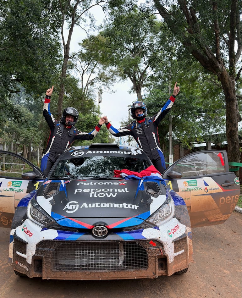 Fau Zaldívar y Marcelo der Ohannesian celebran arriba del Toyota GR Yaris Rally2, del MZ Racing, que estrenaron por los caminos del cuarto departamento de nuestro país.