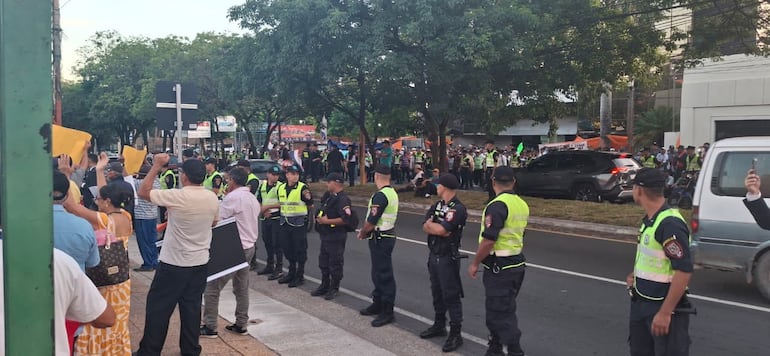 Adultos mayores copan la avenida Mariscal López, frente al Ministerio de Desarrollo Social.