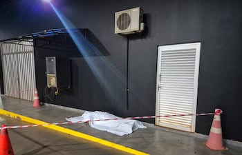 El guardia de seguridad fue encontrado muerto a un costado de la estación de servicios.