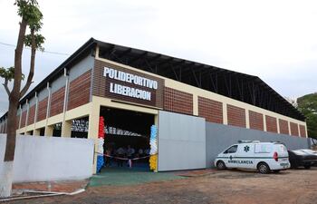 El polideportivo Liberación se encuentra ubicado en el predio de la Municipalidad instalado en el centro urbano