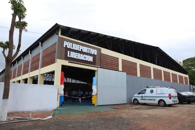 El polideportivo Liberación se encuentra ubicado en el predio de la Municipalidad instalado en el centro urbano