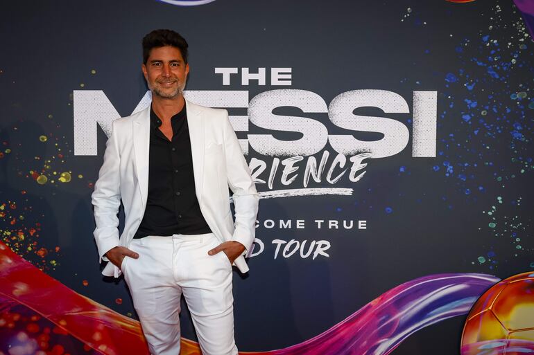 El cantante y compositor argentino Maxi Pardo posa en la alfombra roja de la muestra 'The Messi Experience: A Dream Come True'.