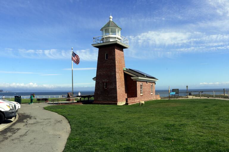Un hermoso faro domina las alturas en Santa Cruz, una de las concurridas costas veraniegas californianas, cercana a San Francisco.