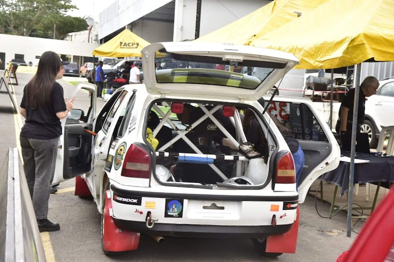 Los autos y las tripulaciones realizan las verificaciones técnica, administrativa y seguridad del Rally del Chaco 2026 en Hangares P.A.S., en Luque, Paraguay.