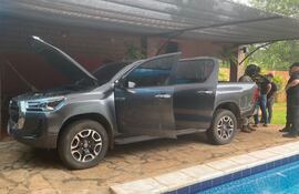 La camioneta Toyota Hilux usada por los delincuentes en el intento de robo de la bóveda de la empresa Britimp.