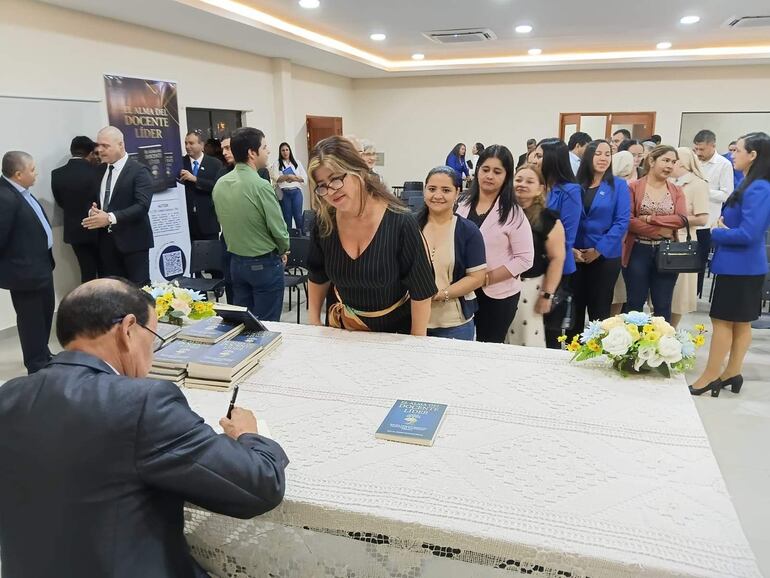 En Carapeguá, los participantes se llevaron el libro presentado por el rector de la UNVES, Dr. Simón Benítez.