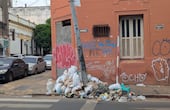 Una acumulación de basura se observa en una esquina del centro de Asunción, evidenciando la falta de limpieza en el espacio público.