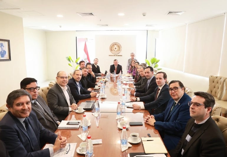 Empresarios y funcionarios reunidos con el senador Luis Pettengill. Foto gentileza del Senado.