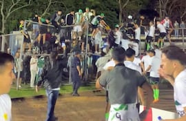 Futbolistas y aficionados de Rubio Ñu, en el Parque Guairá. Con el empate del martes con Guaireña 0-0, el Laureado conquistó el título de la División Intermedia 2025.