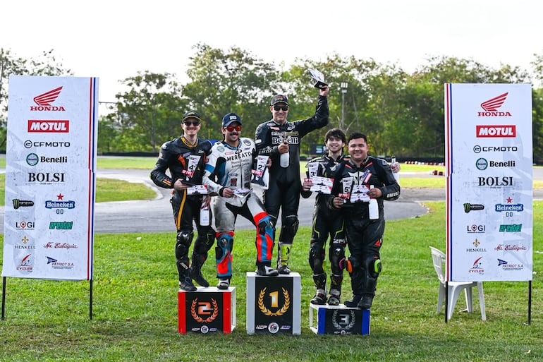 Festejo en el podio de los cinco mejores pilotos de la categoría GP Pro.