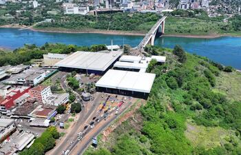 El puente de la Amistad quedará bloqueado parcialmente mañana domingo.