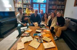 Celina Brittez (centro) y su familia con el agregado cultural de la Embajada de Paraguay en Argentina, durante la entrega de los libros de Augusto Roa Bastos.