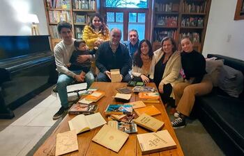 Celina Brittez (centro) y su familia con el agregado cultural de la Embajada de Paraguay en Argentina, durante la entrega de los libros de Augusto Roa Bastos.