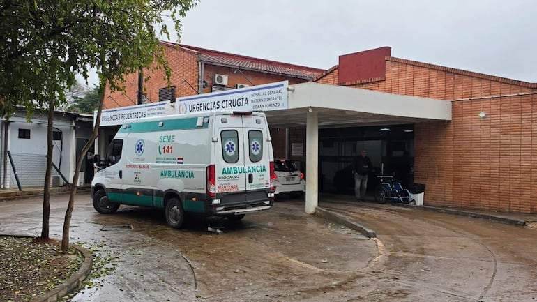 Ambiente exterior del Hospital de San Lorenzo con una ambulancia del SEME y un hombre saliendo del edificio.