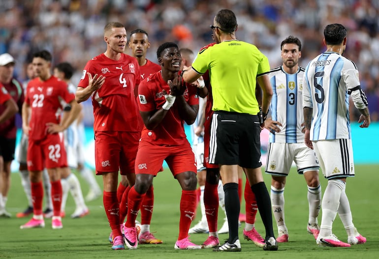 Breel Embolo de Suiza discute con el árbitro João Pinheiro tras recibir su segunda tarjeta amarilla y la subsecuente tarjeta roja durante el partido de cuartos de final de la Copa Mundial de la FIFA 2026 entre Argentina y Suiza en el Kansas City Stadium.
