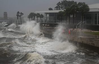 Las olas golpeaban el muelle de St. Pete en St. Petersburg, Florida, mientras se esperaba que el huracán Milton tocara tierra en la noche del 9 de octubre de 2024.