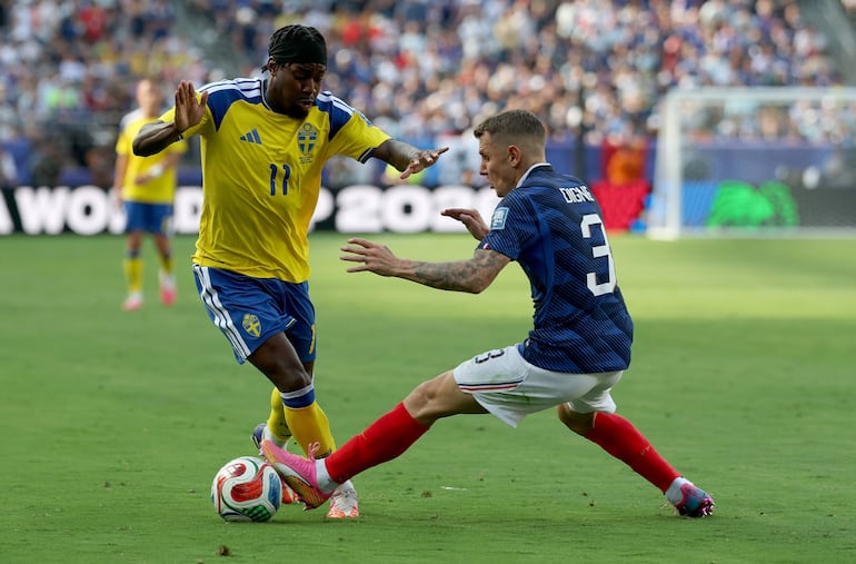 Anthony Elanga (izq.) de Suecia y Lucas Digne de Francia en acción durante el partido de los dieciseisavos de final de la Copa Mundial de la FIFA 2026 entre Francia y Suecia, en Nueva Jersey, EE. UU..