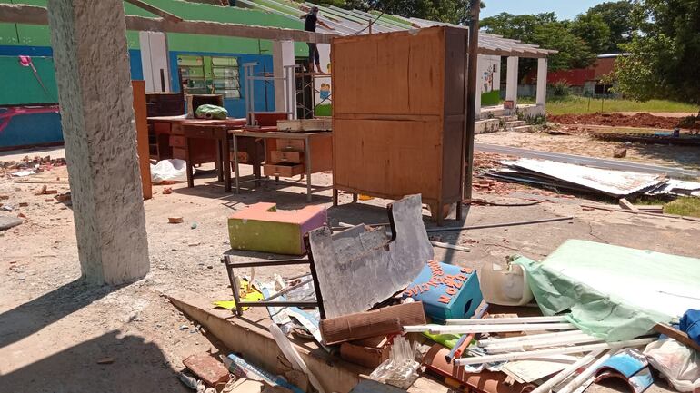 El predio de la escuela es un caos, está minado de escombros, muebles viejos con los que se encontrarán los estudiantes.