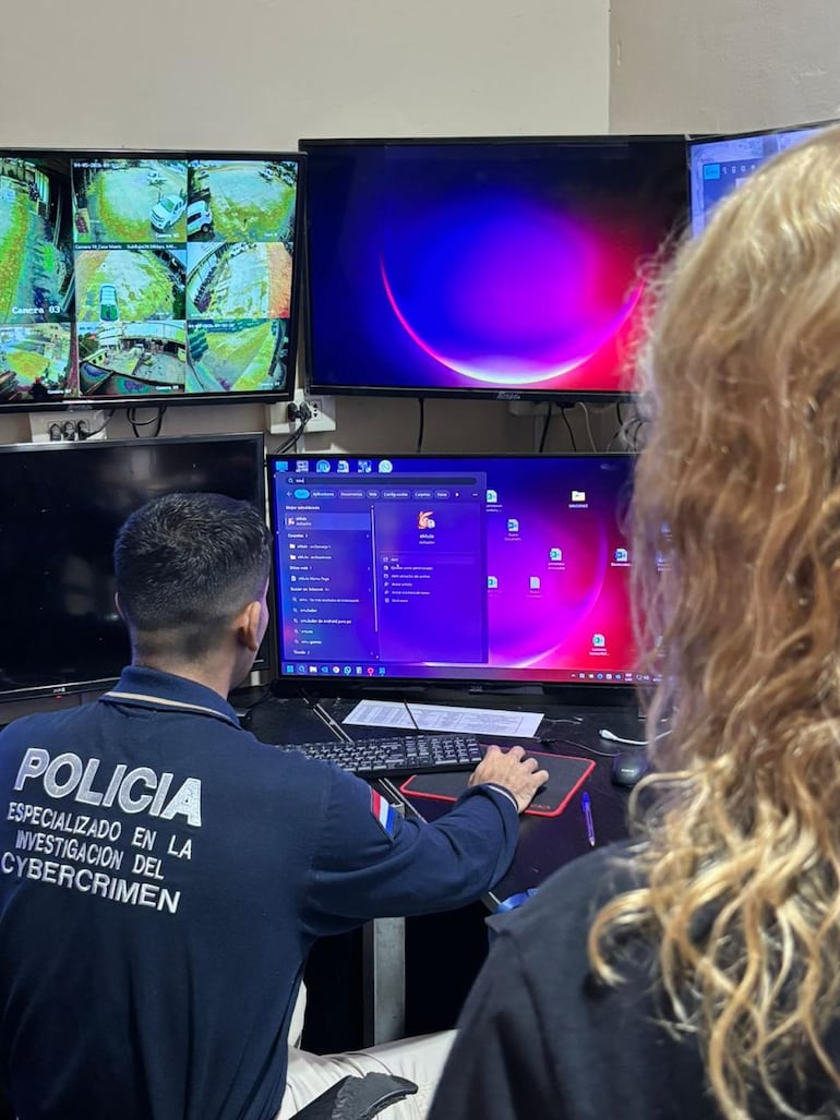 Un policía de cibercrimen verifica la computadora en la que se encontraron archivos relativos a pornografía infantil.