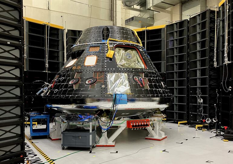 Cápsula Orión para la misión Artemis II, hoy, en el Centro Espacial John F. Kennedy, de Cabo Cañaveral, en Florida (EE.UU.). 