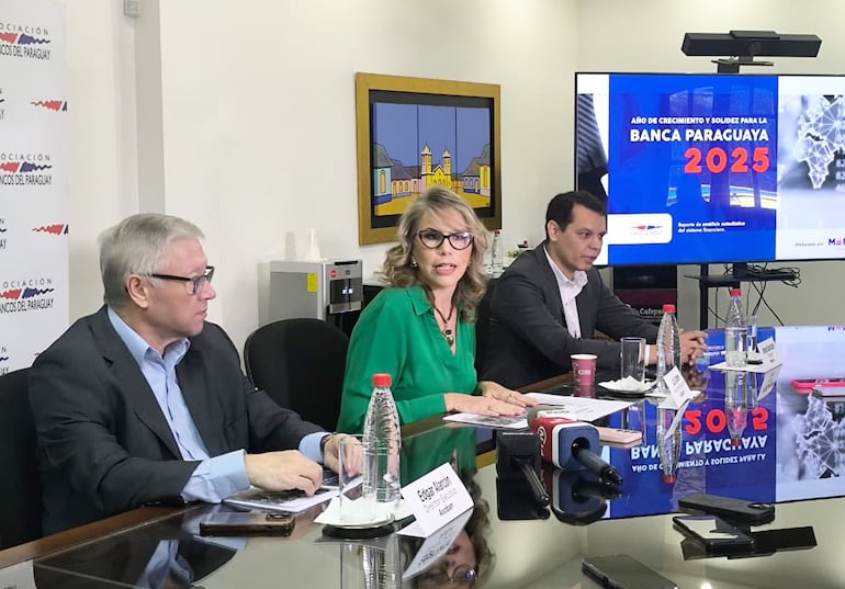 Édgar Alarcón, Liz Cramer, por la Asoban, y el economista Jorge Garicoche