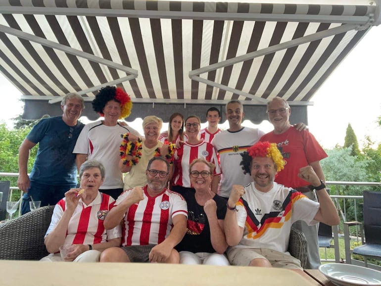 Otros integrantes de la familia Klumpp alientan a ambas selecciones desde Alemania.