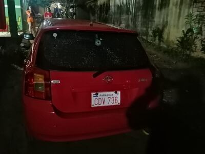 El automóvil estacionado en el predio de la vivienda fue impactado por las balas.