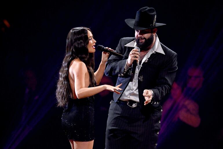 Kacey Musgraves y Carin León compartieron el escenario en la gala de los Latin Grammy.