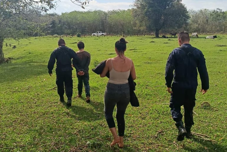 Jaime Krammes Costa, esposado por la policía y la madre logró recuperar a su beba sana y salva.